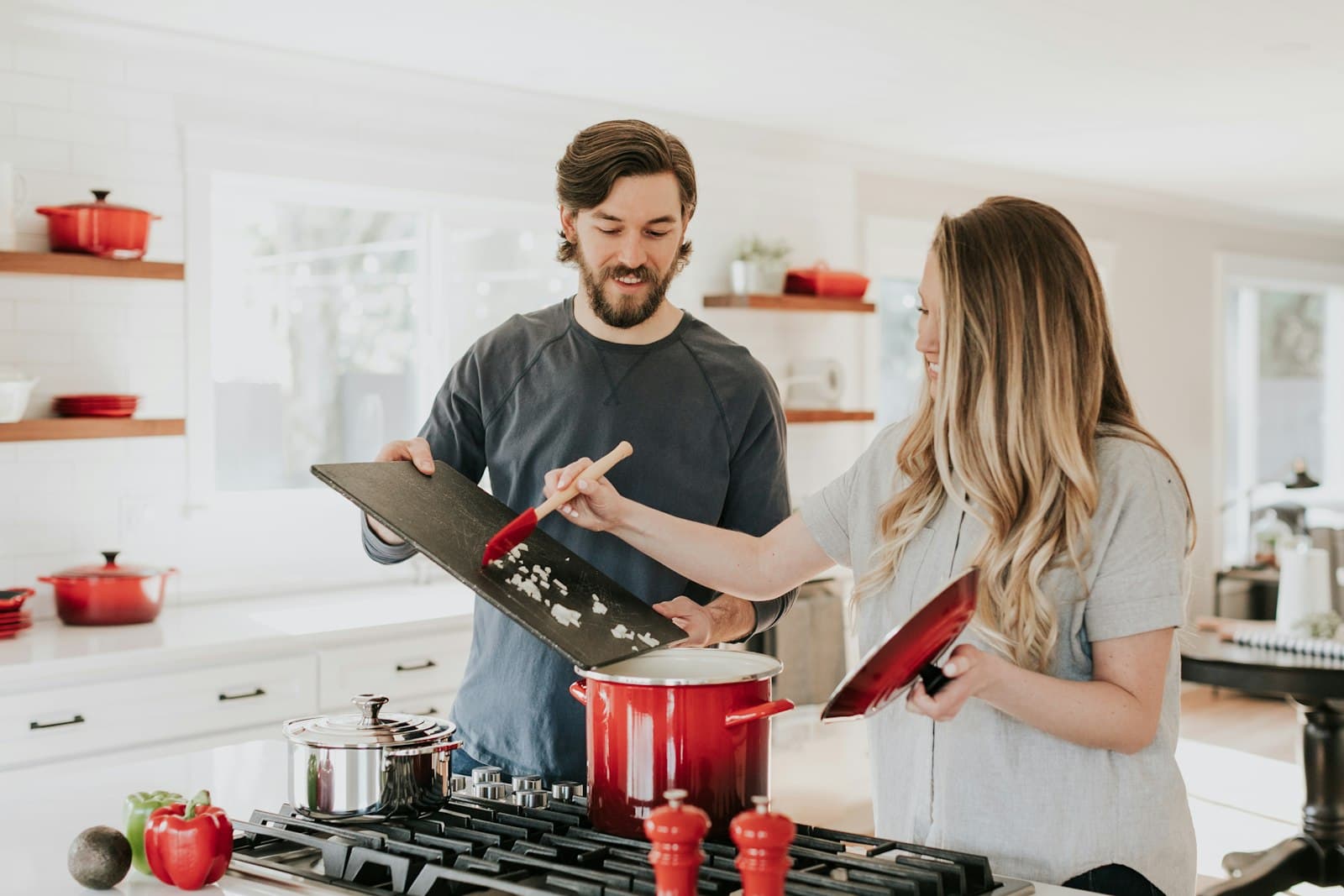 Cuisine moderne équipée d'électroménager haut de gamme